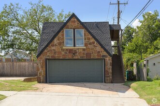 Building Photo - 1509 N Everest Ave
