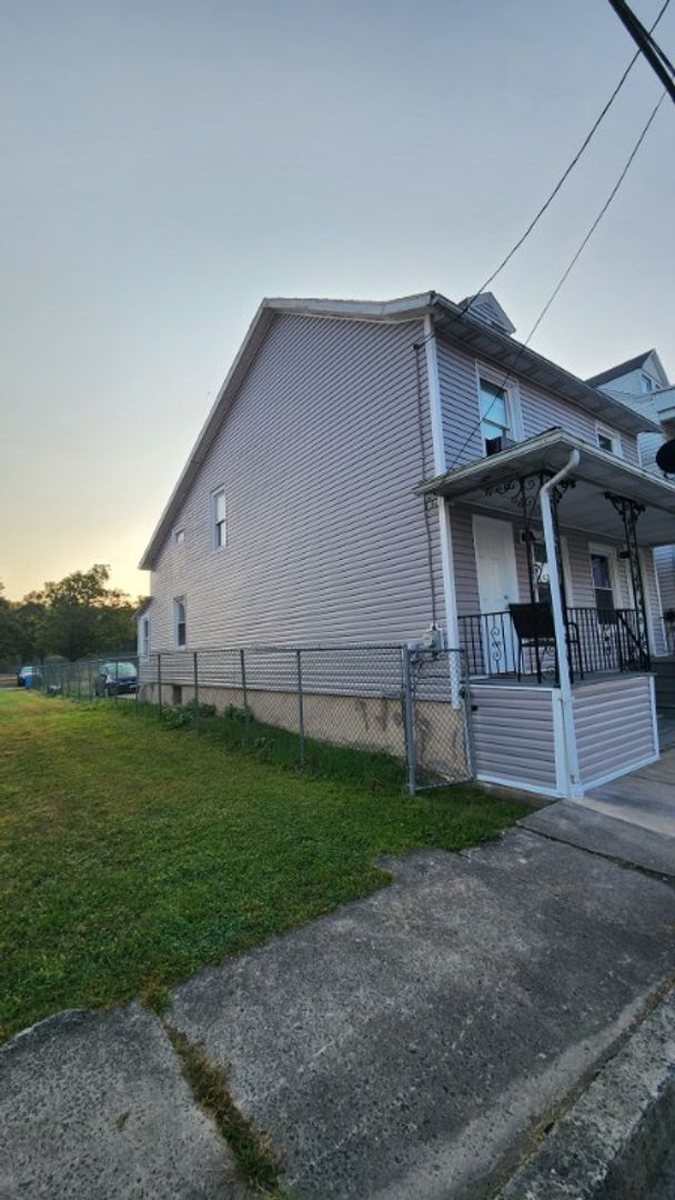 Building Photo - 3 bedroom 1 bathroom