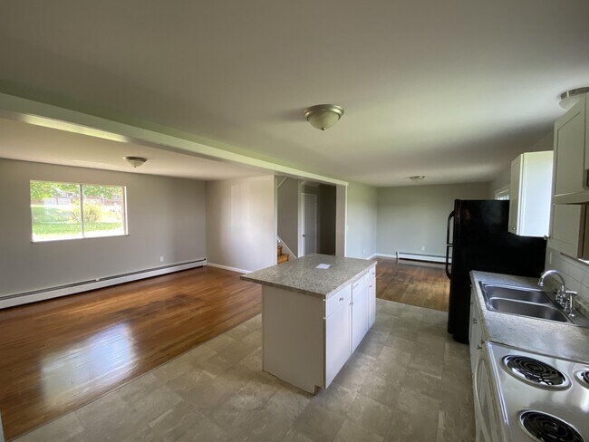 Building Photo - 565 Carlisle Rd