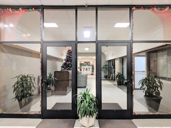 Building Photo - 747 Amana St