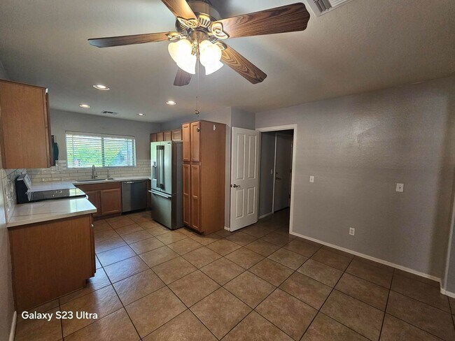 Foto del edificio - Well maintained 3 bedroom 2 bath charming home Free rent OAC