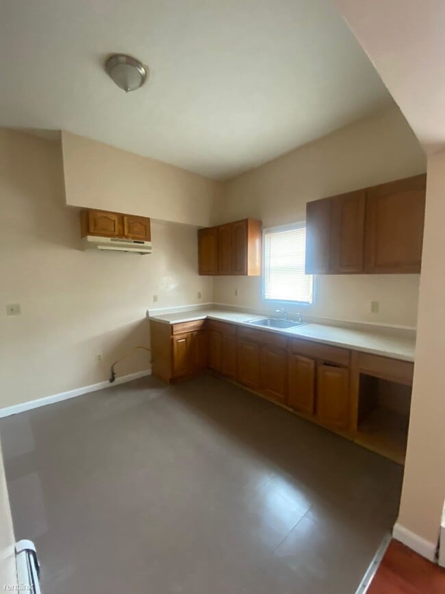 Building Photo - 376 Brooks St