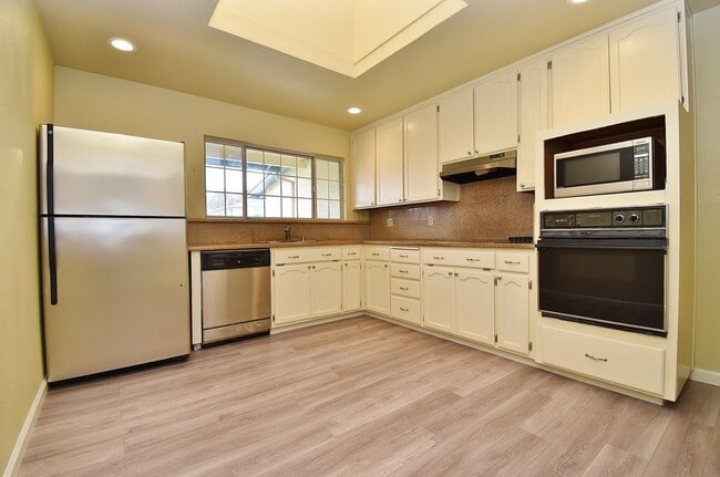 Foto del edificio - $3,590 / 3 BR - NICELY REMODELED FREMONT H...
