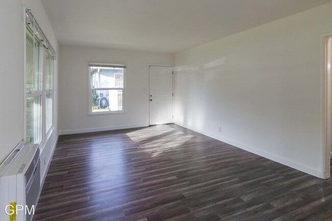 Building Photo - 1614 N Hollywood Way
