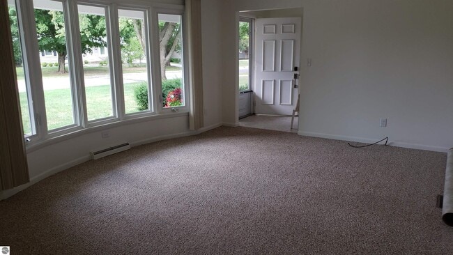 Building Photo - 213 Fairlane Dr