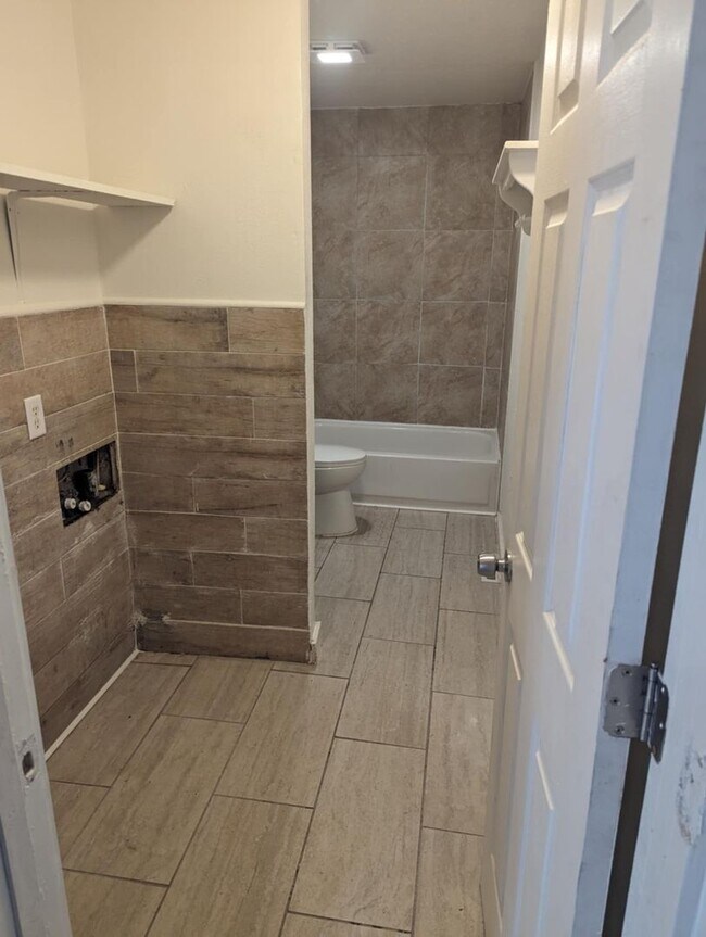 Foto del edificio - COMING SOON! 2 Bedroom, 1 Bathroom Duplex!