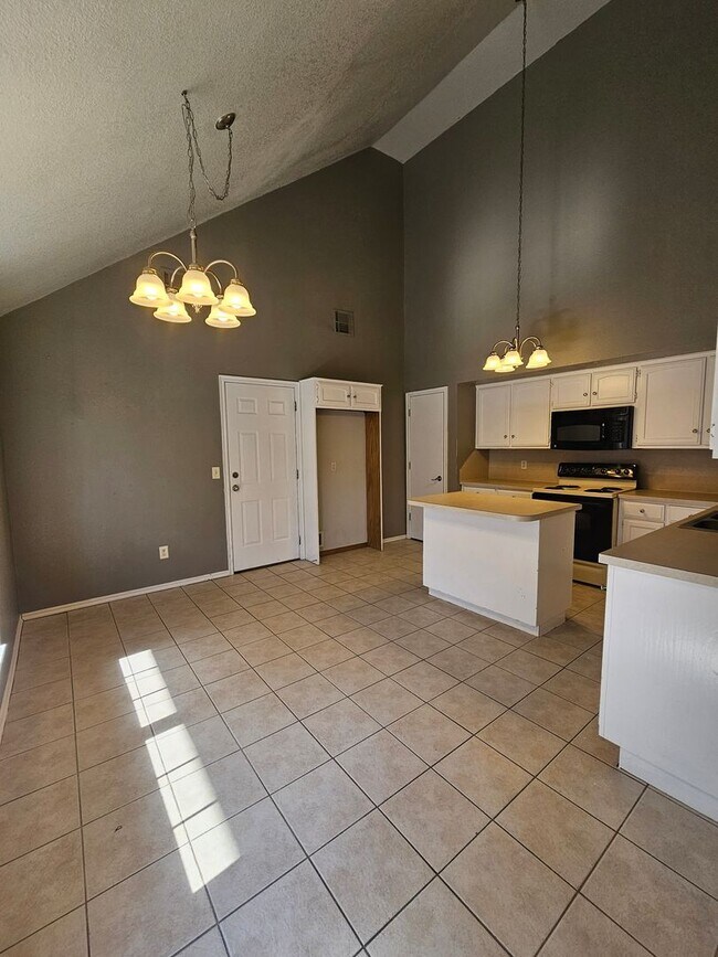 Foto del edificio - (4) Bed/(3) Bath in Moore with Storm Shelter! Avail NOW!!