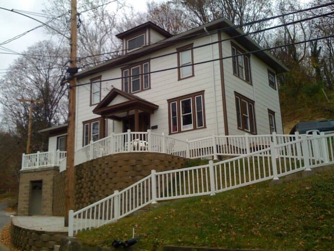 Building Photo - 834 College Ave