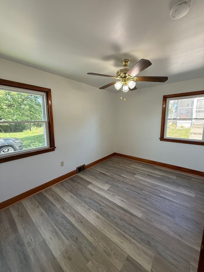 Foto del edificio - Charming 4-Bedroom Cape Cod Home with Spacious Yard & Storage