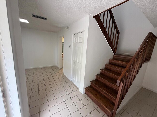 Foto del edificio - 1640 Forest Lakes Cir