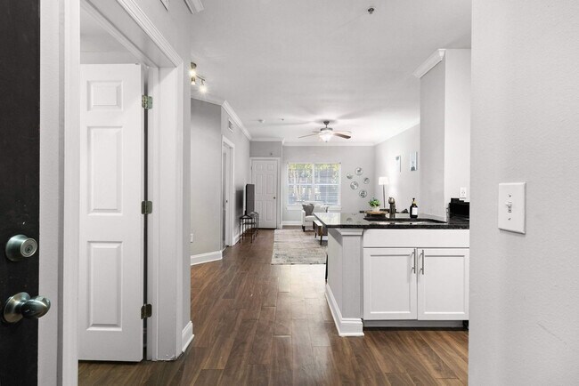 Foto del edificio - 590 James Maxwell Rd