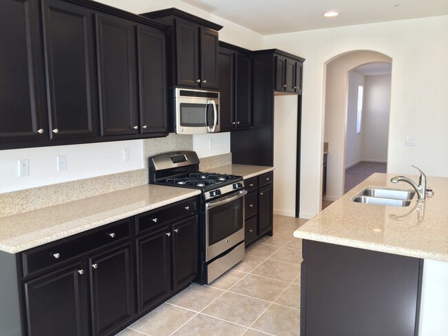 Foto del edificio - 4+2 - Near McKee Rd and Mountain Ridge in ...