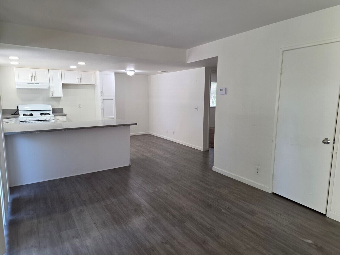 Building Photo - Ventura 2+1 Upper level apartment w/ 1-Car Garage