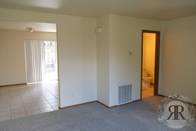 Foto del edificio - 2 Bedroom, 1 1/2 Bath Townhouse - Move In Ready!