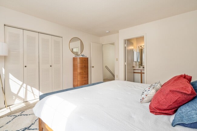 Building Photo - Hideaway Townhomes