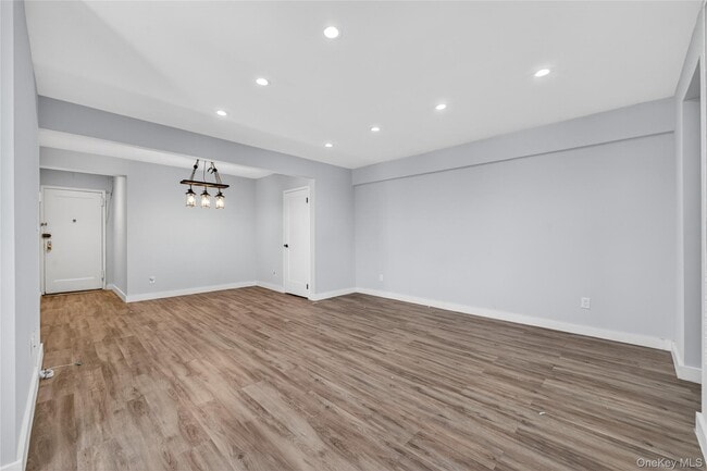 Foto del edificio - 170-06 Crocheron Ave