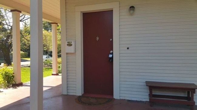 Building Photo - 647 Cherry St