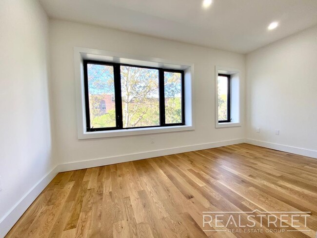 Foto del edificio - Stunning New 3 Bed Floor Thru in Clinton Hill