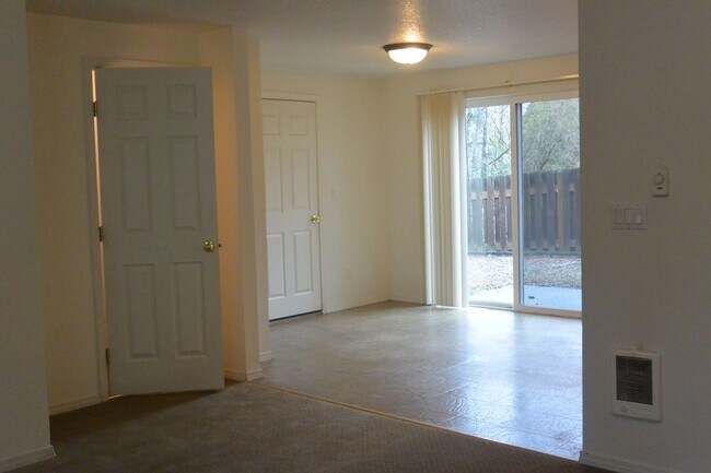 Foto del edificio - Lovely Harney Heights 4-Bedroom Town-Home ...