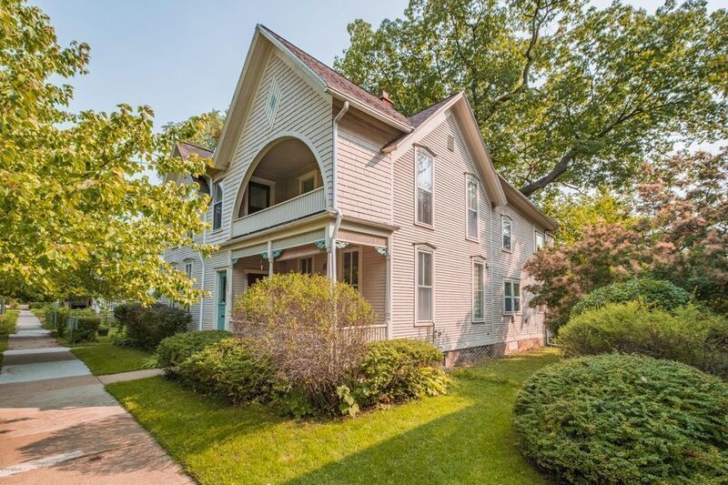 Primary Photo - 3BR Upper With Tons of Character