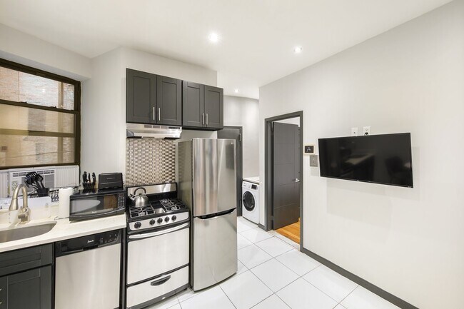 Building Photo - 172 W 107