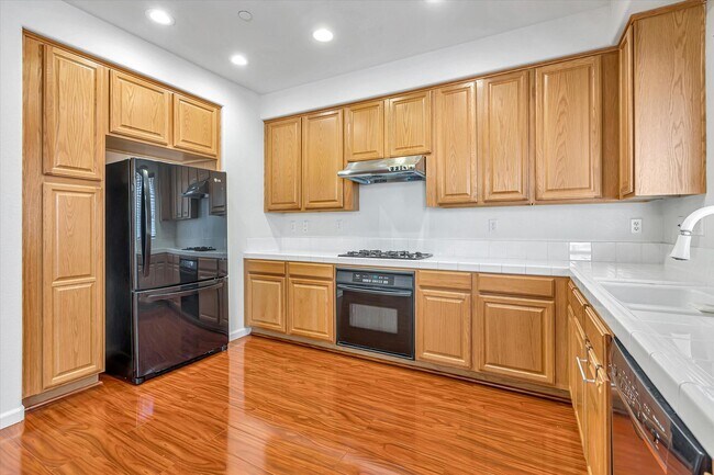 Building Photo - Beautiful Communication Hill Townhome