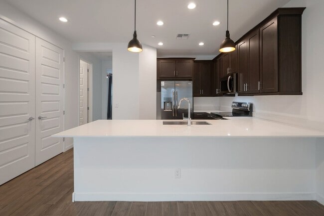 Foto del edificio - Like Brand New Luxurious Modern 3 Bedroom 2 Bath Townhome in Warner Meadow – Rare Rental Opportun...