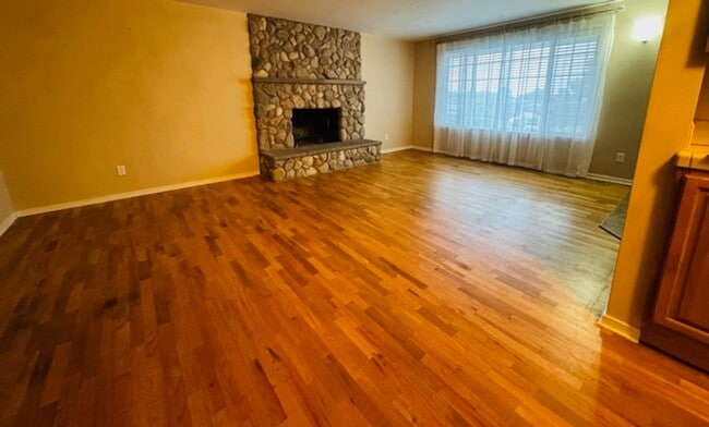 Foto del edificio - Burlington 3 Bed 2 Bath Home in quiet neighborhood