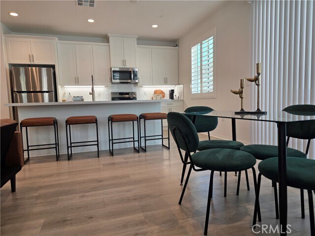 Foto del edificio - 24115 Hillcrest Dr