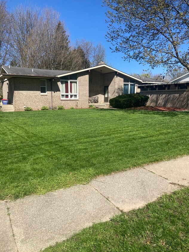 Frente del dúplex - 4149 Curwood Ave SE