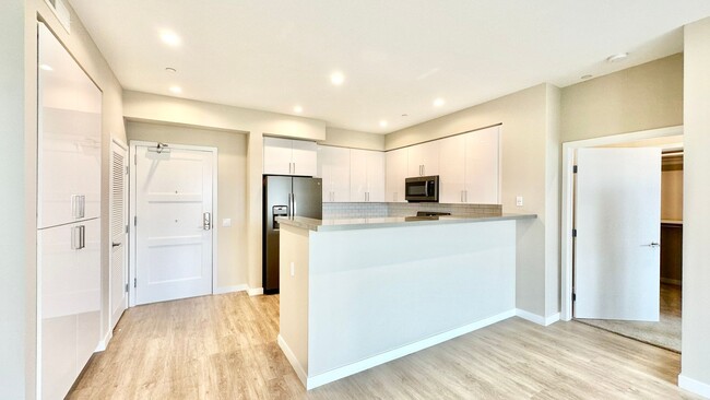 Foto del edificio - Brand New High-Rise Condo Unit with Stunni...