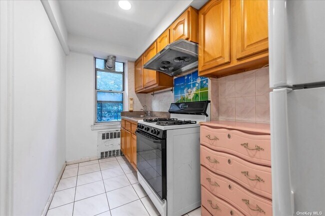 Foto del edificio - 105-33-105-66 66th Ave