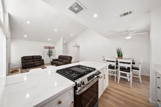 Foto del edificio - Fully remodeled luxury 3 bedroom 2 bathroom home with 2 car garage