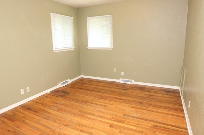 Building Photo - 1024 N Taft Hill Rd