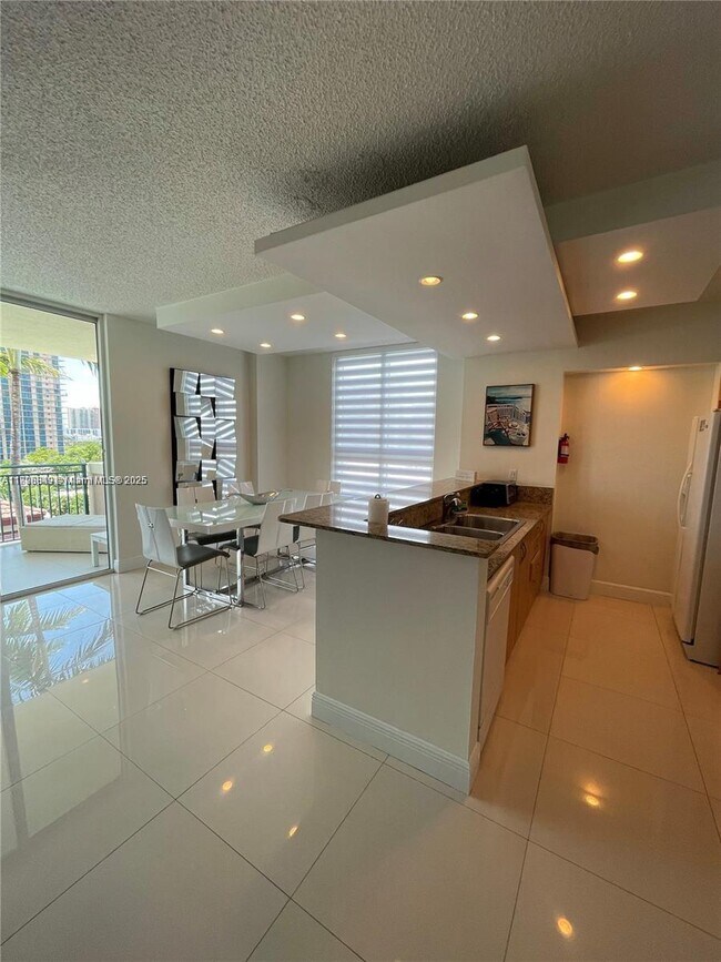 Foto del edificio - 17555 Atlantic Blvd