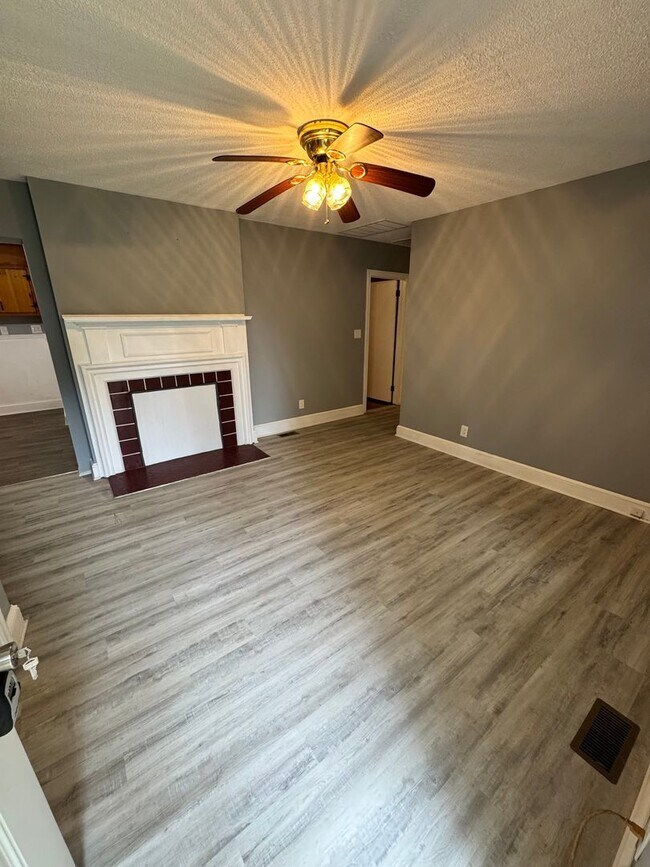 Foto del edificio - Cozy 4 bed 2 bath Rancher in Petersburg