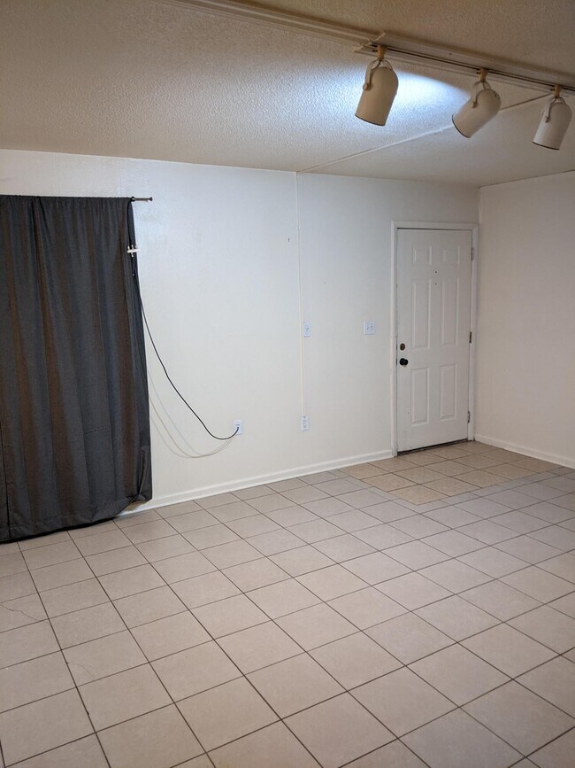 Building Photo - 733 Demaret Dr
