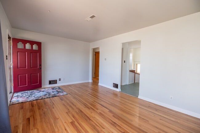 Building Photo - 3323 Alexander Ave