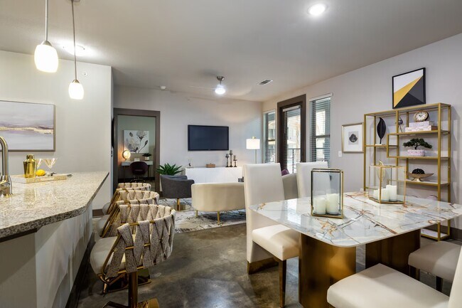 Foto del edificio - Work, Play & Relax with Top Amenities!