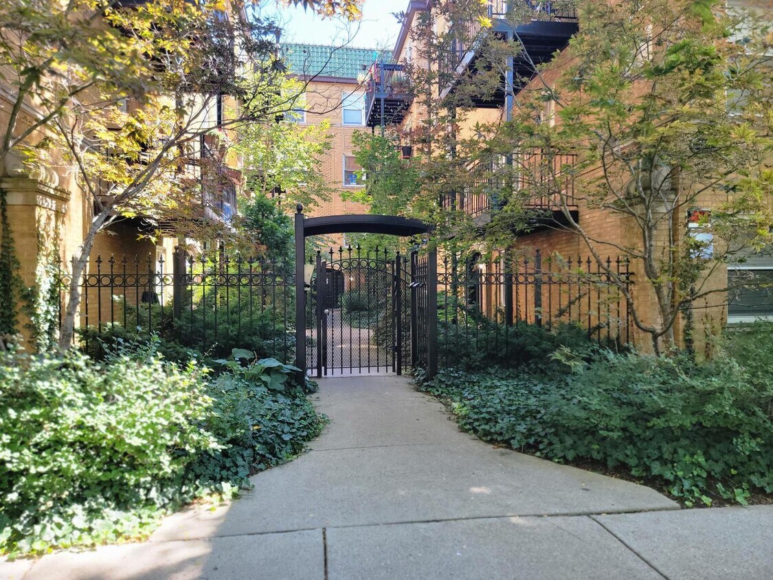Primary Photo - 7621 N Greenview Ave