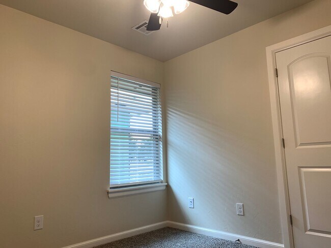 Foto del edificio - 3 bedroom duplex in Newcastle!