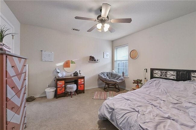 Foto del edificio - AUGUST 2026-2027 PRE-LEASE!! Don't miss th...