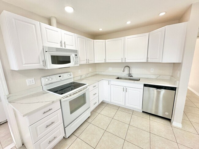 Building Photo - ** CENTRAL NAPLES ** 2 BED / 2 BATH HOME - NO HOA - PETS OK ** ANNUAL **