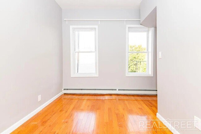 Foto del edificio - ? Spacious 2 Bedroom Apartment in Bushwick ?