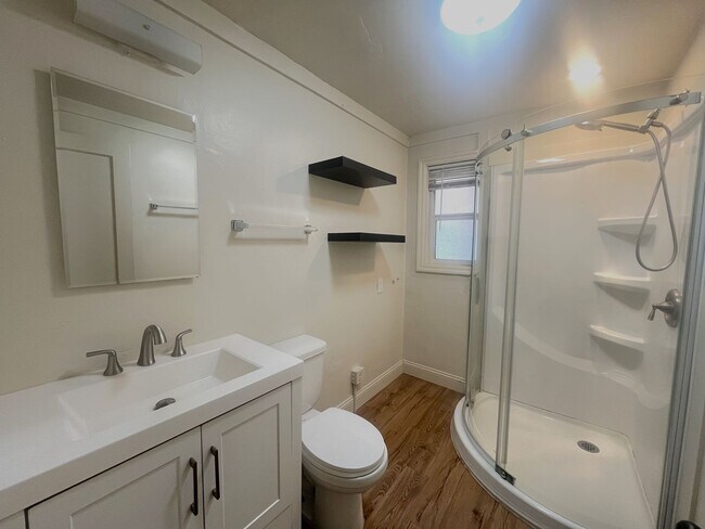 Building Photo - Stylish Downtown Apartment