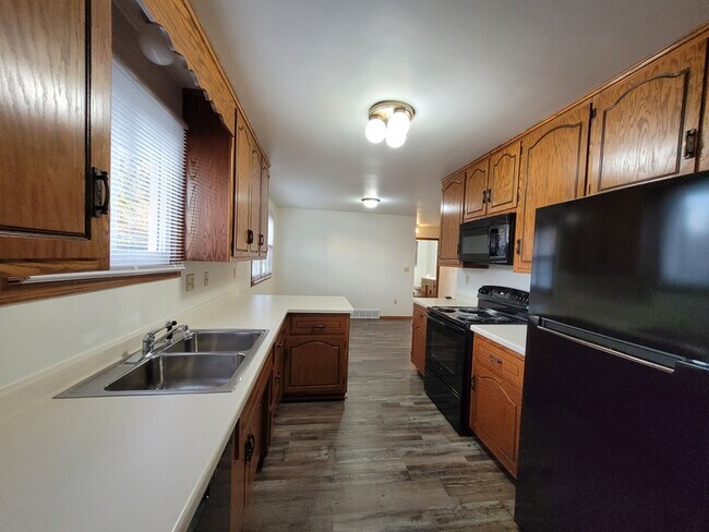 Building Photo - 840-842-842 Aphrodite Rd