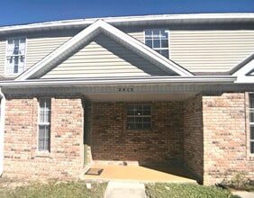 Building Photo - 2413 Suwanee Ln