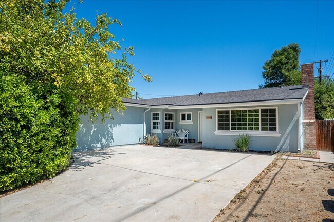 Foto del edificio - 8846 Laramie Ave