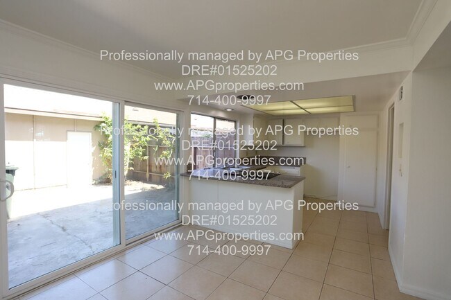 Building Photo - 4 Bedroom / 2.5 Bathroom townhouse in the ...