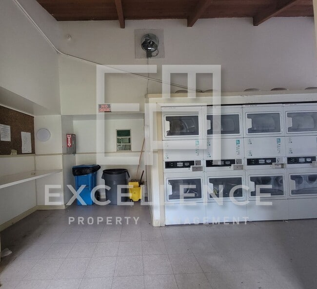 Building Photo - 2/1 With Private Patio, AC, Updated Kitche...